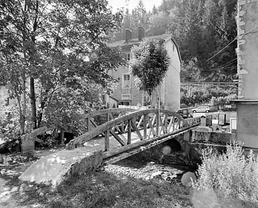 Passerelle de la station de captage : vue d'ensemble depuis la rive droite en aval. © Yves Sancey / Région Bourgogne-Franche-Comté, Inventaire du patrimoine - 2003 Passerelle de la station de captage : vue d'ensemble depuis la rive droite en aval. © Yves Sancey / Région Bourgogne-Franche-Comté, Inventaire du patrimoine - 2003