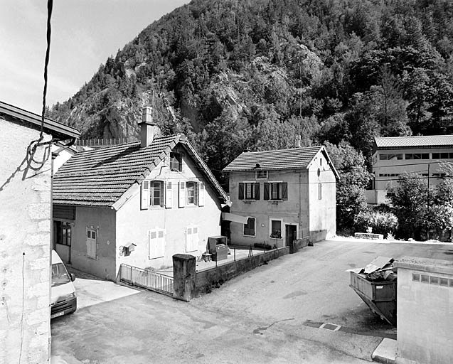 Vue d'ensemble, depuis le sud-ouest : élévations antérieures. © Yves Sancey / Région Bourgogne-Franche-Comté, Inventaire du patrimoine - 2003