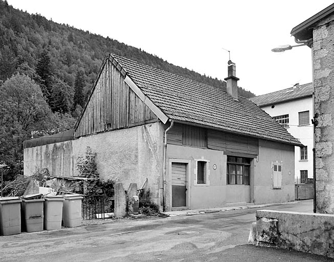 Maison au n° 11 : élévation antérieure, de trois quarts gauche. © Yves Sancey / Région Bourgogne-Franche-Comté, Inventaire du patrimoine - 2003