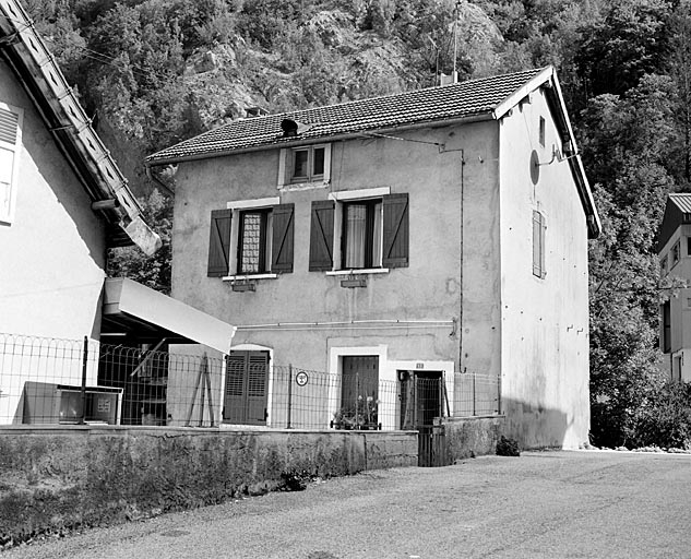 Maison au n° 13 : élévation antérieure, de trois quarts droite. © Yves Sancey / Région Bourgogne-Franche-Comté, Inventaire du patrimoine - 2003
