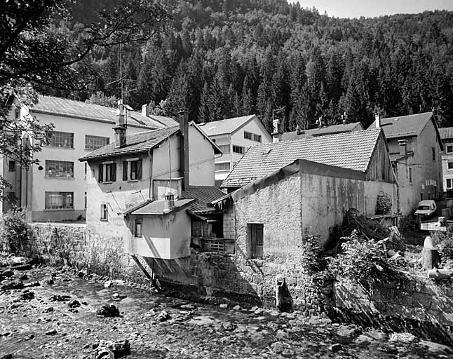 Vue d'ensemble, depuis le nord-est : élévations postérieures. © Yves Sancey / Région Bourgogne-Franche-Comté, Inventaire du patrimoine - 2003