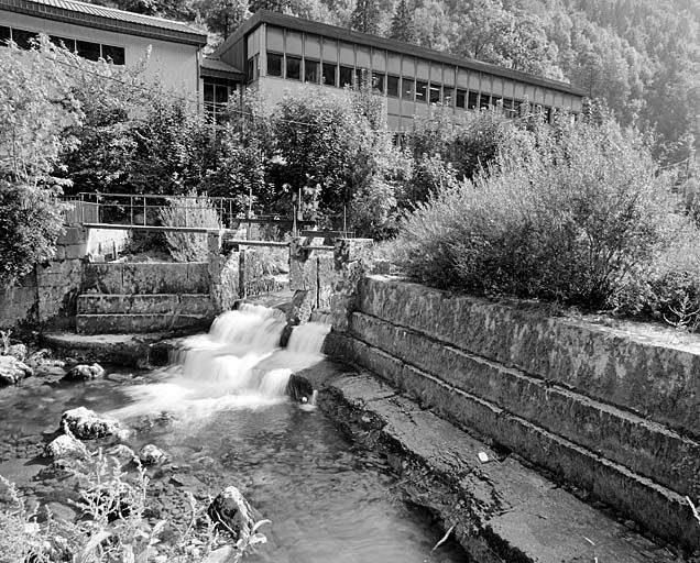 Barrage de l'ancienne usine Cochet (28 à 45 rue Wladimir Gagneur), depuis l'aval. © Yves Sancey / Région Bourgogne-Franche-Comté, Inventaire du patrimoine - 2003 Barrage de l'ancienne usine Cochet (28 à 45 rue Wladimir Gagneur), depuis l'aval. © Yves Sancey / Région Bourgogne-Franche-Comté, Inventaire du patrimoine - 2003