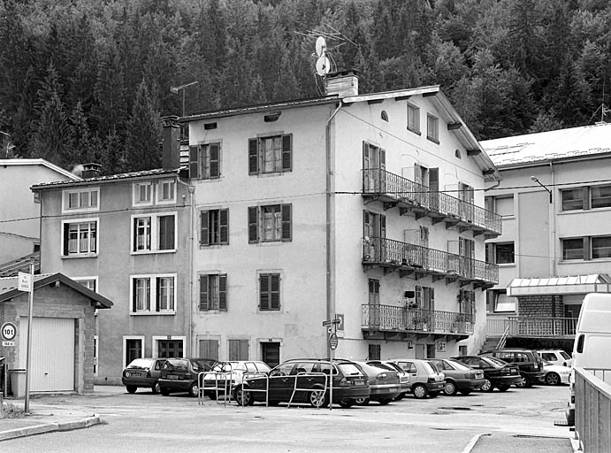 Vue d'ensemble, depuis le nord-est (rue Emile Zola). © Yves Sancey / Région Bourgogne-Franche-Comté, Inventaire du patrimoine - 2003
