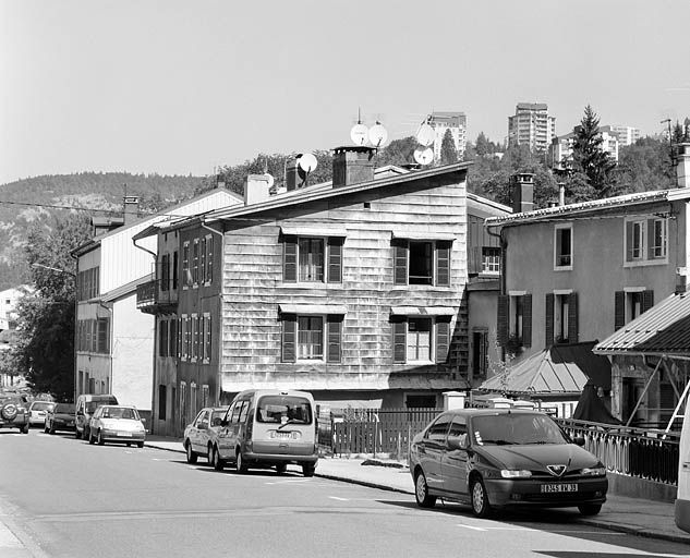 Maison (19e siècle) au n° 211 rue de la République. Maison (AK 100) avec essentage de tôle sur le mur sud. © Yves Sancey / Région Bourgogne-Franche-Comté, Inventaire du patrimoine - 2003