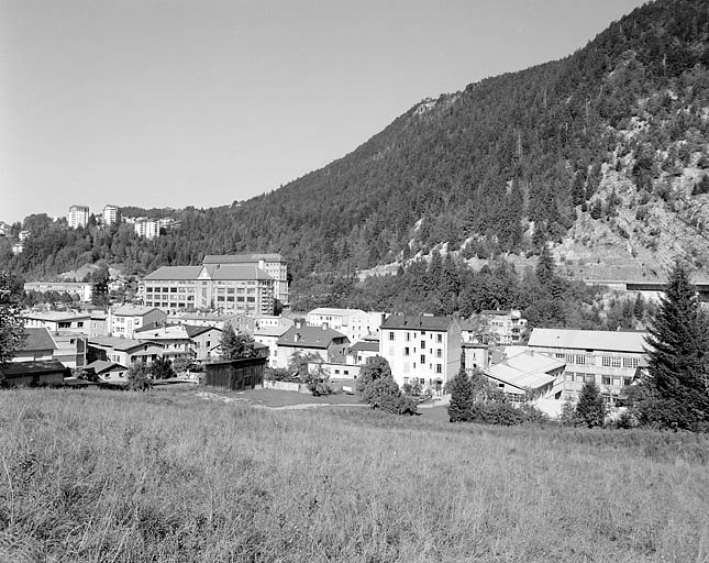 Les quartiers de l'école du Haut et du lycée Victor Bérard. A droite, élévation postérieure des bâtiments de la Société des Lunetiers. © Yves Sancey / Région Bourgogne-Franche-Comté, Inventaire du patrimoine - 2003 Les quartiers de l'école du Haut et du lycée Victor Bérard. A droite, élévation postérieure des bâtiments de la Société des Lunetiers. © Yves Sancey / Région Bourgogne-Franche-Comté, Inventaire du patrimoine - 2003