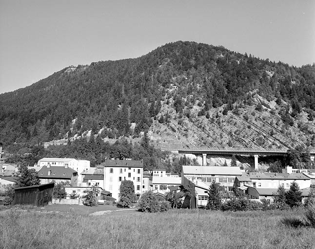 Le quartier de l'école du Haut et le rocher de Larce. A droite, élévation postérieure des bâtiments de la Société des Lunetiers. © Yves Sancey / Région Bourgogne-Franche-Comté, Inventaire du patrimoine - 2003 Le quartier de l'école du Haut et le rocher de Larce. A droite, élévation postérieure des bâtiments de la Société des Lunetiers. © Yves Sancey / Région Bourgogne-Franche-Comté, Inventaire du patrimoine - 2003