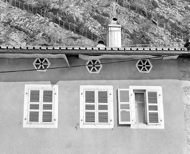 Maison au n° 18 rue Wladimir Gagneur : fenêtres du dernier étage et baies aérant le comble (façade postérieure). Maison faisant partie de l'usine de produits chimiques puis tannerie Brasier. © Yves Sancey / Région Bourgogne-Franche-Comté, Inventaire du patrimoine - 2003
