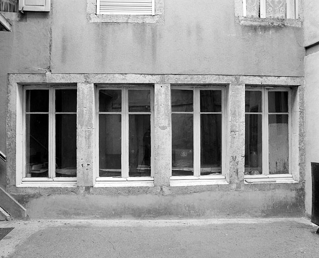 Aile sud : fenêtres jumelées. © Yves Sancey / Région Bourgogne-Franche-Comté, Inventaire du patrimoine - 2003 Aile sud : fenêtres jumelées. © Yves Sancey / Région Bourgogne-Franche-Comté, Inventaire du patrimoine - 2003