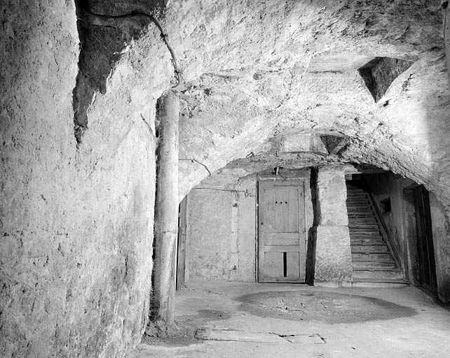 Cour : vue d'ensemble des voûtes. © Yves Sancey / Région Bourgogne-Franche-Comté, Inventaire du patrimoine - 2003 Cour : vue d'ensemble des voûtes. © Yves Sancey / Région Bourgogne-Franche-Comté, Inventaire du patrimoine - 2003