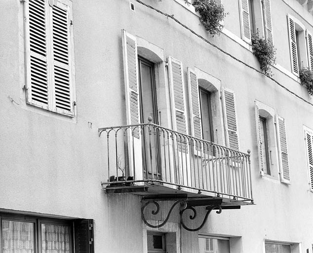 Balcon de la porte-fenêtre centrale. © Yves Sancey / Région Bourgogne-Franche-Comté, Inventaire du patrimoine - 2003