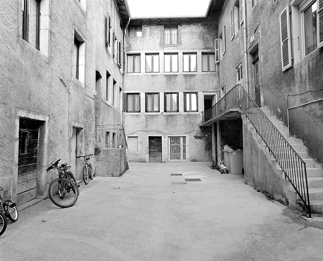 Vue d'ensemble de la cour et du corps de bâtiment en retour (communs et ateliers). © Yves Sancey / Région Bourgogne-Franche-Comté, Inventaire du patrimoine - 2003