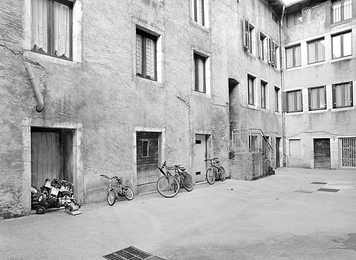 Corps de bâtiment occidental (communs et logements). © Yves Sancey / Région Bourgogne-Franche-Comté, Inventaire du patrimoine - 2003
