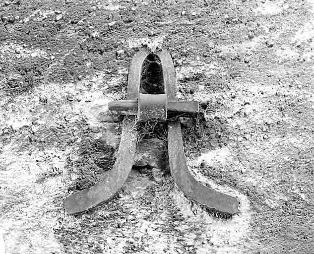 Ancre en A, apparente sur le mur pignon nord. © Yves Sancey / Région Bourgogne-Franche-Comté, Inventaire du patrimoine - 2003