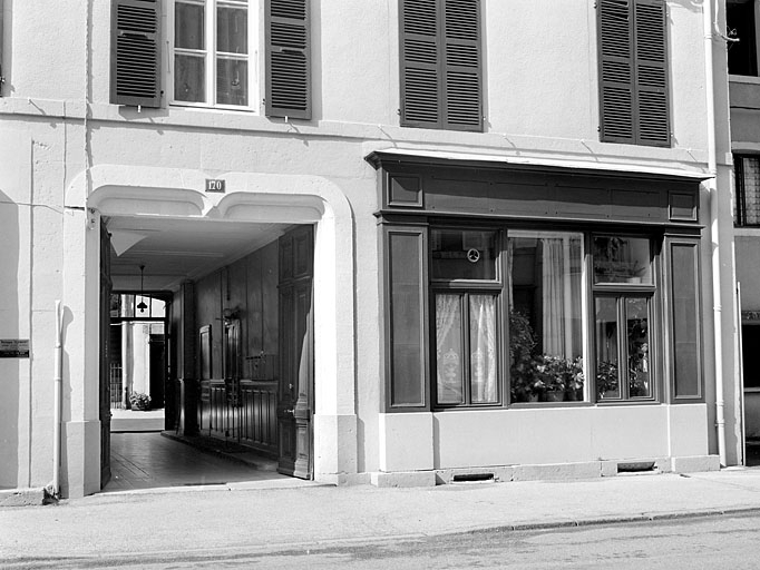 Entrée principale (passage couvert) et devanture d'une ancienne boutique. © Yves Sancey / Région Bourgogne-Franche-Comté, Inventaire du patrimoine - 2003