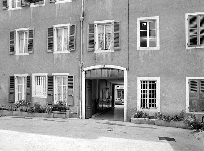 Rez-de-chaussée et premier étage de l'élévation postérieure. © Yves Sancey / Région Bourgogne-Franche-Comté, Inventaire du patrimoine - 2003