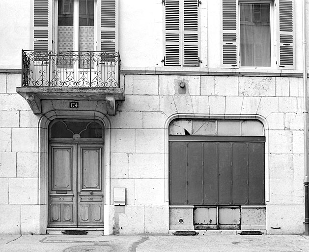 Entrée principale et boutique droite. © Yves Sancey / Région Bourgogne-Franche-Comté, Inventaire du patrimoine - 2003
