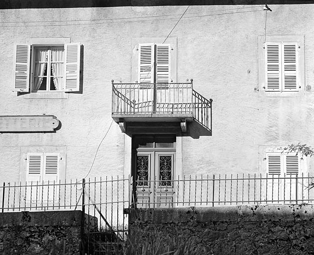 Maison : porte et porte-fenêtre de l'élévation latérale droite. © Yves Sancey / Région Bourgogne-Franche-Comté, Inventaire du patrimoine - 2003