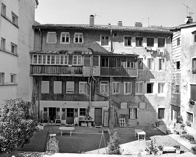 Ancien moulin à farine et martinet Clément (19 à 23 rue du Docteur Regad) : élévation côté Bienne. © Yves Sancey / Région Bourgogne-Franche-Comté, Inventaire du patrimoine - 2003 Ancien moulin à farine et martinet Clément (19 à 23 rue du Docteur Regad) : élévation côté Bienne. © Yves Sancey / Région Bourgogne-Franche-Comté, Inventaire du patrimoine - 2003