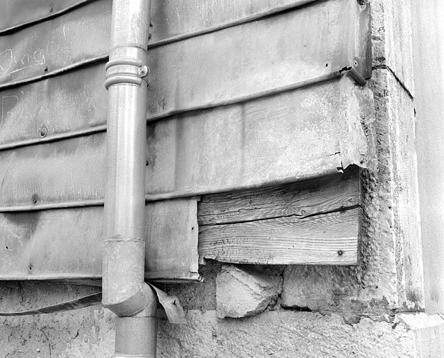 Essentage de tôle sur le mur sud : détail. © Yves Sancey / Région Bourgogne-Franche-Comté, Inventaire du patrimoine - 2003