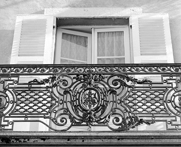 Balcon du premier étage : détail du garde-corps. © Yves Sancey / Région Bourgogne-Franche-Comté, Inventaire du patrimoine - 2003