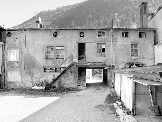 Bâtiment en fond de cour. © Yves Sancey / Région Bourgogne-Franche-Comté, Inventaire du patrimoine - 2003