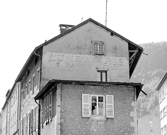 Inscription sur le mur pignon nord. © Yves Sancey / Région Bourgogne-Franche-Comté, Inventaire du patrimoine - 2003