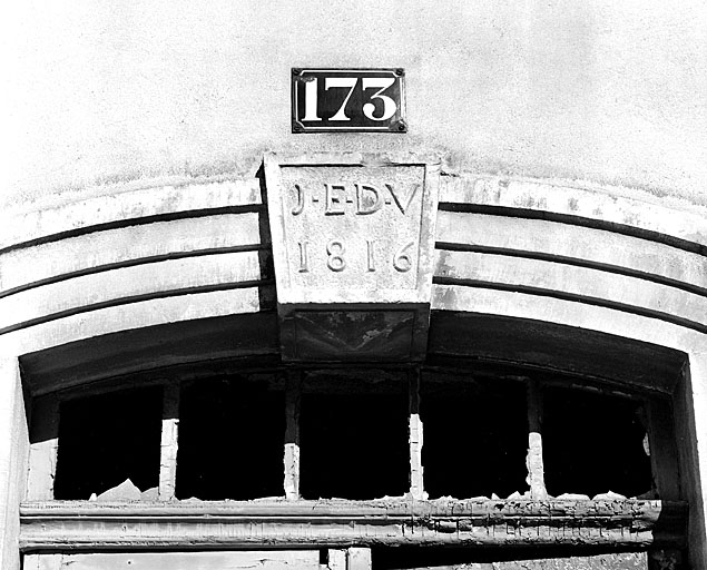 Entrée principale : date et initiales. © Yves Sancey / Région Bourgogne-Franche-Comté, Inventaire du patrimoine - 2003