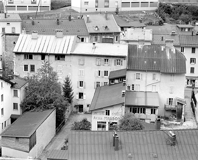Vue plongeante sur la façade postérieure. © Yves Sancey / Région Bourgogne-Franche-Comté, Inventaire du patrimoine - 2003