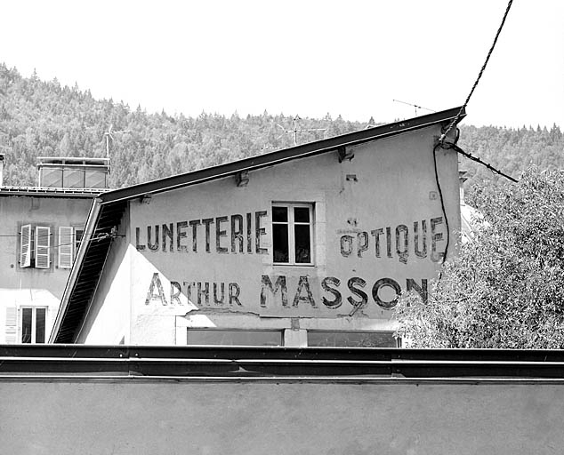 Ateliers : inscription sur le mur pignon oriental. © Yves Sancey / Région Bourgogne-Franche-Comté, Inventaire du patrimoine - 2003