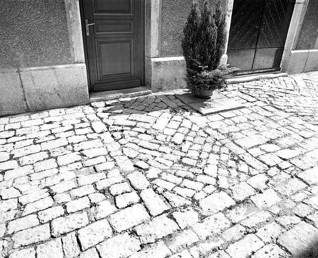 Sol pavé devant l'atelier. © Yves Sancey / Région Bourgogne-Franche-Comté, Inventaire du patrimoine - 2003 Sol pavé devant l'atelier. © Yves Sancey / Région Bourgogne-Franche-Comté, Inventaire du patrimoine - 2003