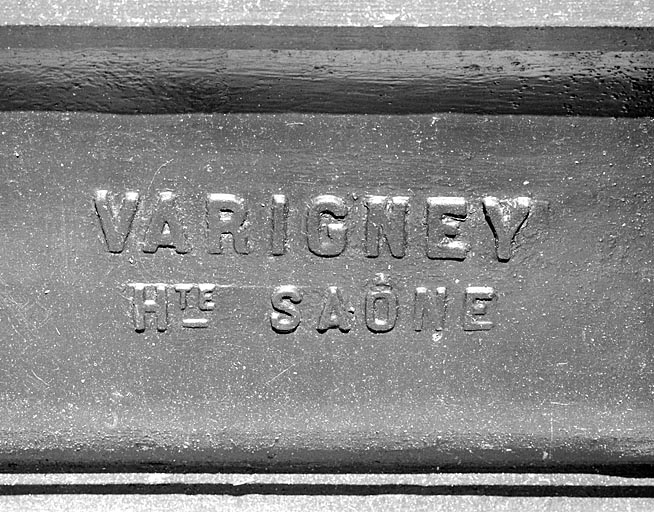 Inscription sur l'abreuvoir. © Yves Sancey / Région Bourgogne-Franche-Comté, Inventaire du patrimoine - 2003 Inscription sur l'abreuvoir. © Yves Sancey / Région Bourgogne-Franche-Comté, Inventaire du patrimoine - 2003