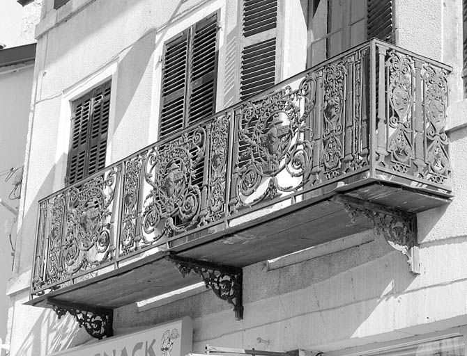 Immeuble (19e siècle) au n° 21 quai Aimé Lamy : balcon. Immeuble (AI 371). © Yves Sancey / Région Bourgogne-Franche-Comté, Inventaire du patrimoine - 2003