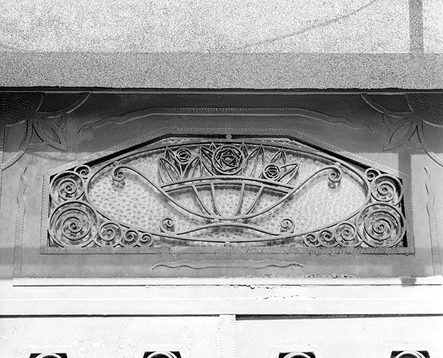 Immeuble avec atelier (18e siècle) au n° 13 quai Aimé Lamy : décor de ferronnerie Art déco (imposte). Immeuble (AI 134). © Yves Sancey / Région Bourgogne-Franche-Comté, Inventaire du patrimoine - 2003