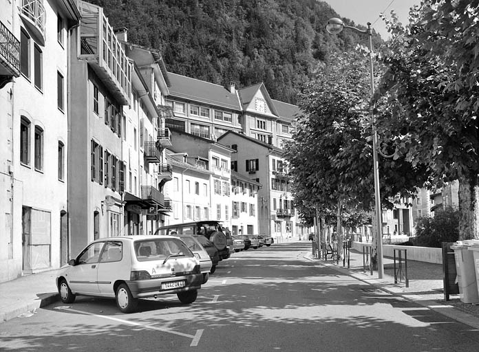 Le quai Aimé Lamy, depuis la place Henri Lissac. © Yves Sancey / Région Bourgogne-Franche-Comté, Inventaire du patrimoine - 2003 Le quai Aimé Lamy, depuis la place Henri Lissac. © Yves Sancey / Région Bourgogne-Franche-Comté, Inventaire du patrimoine - 2003