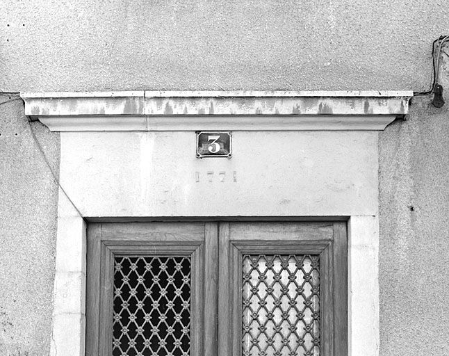 Immeuble avec atelier (18e siècle) au n° 3 place Henri Lissac : linteau daté 1771. Maison devenue immeuble (AI 210). © Yves Sancey / Région Bourgogne-Franche-Comté, Inventaire du patrimoine - 2003
