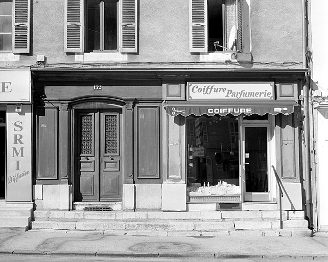 Elévation antérieure : porte principale et devanture du salon de coiffure. © Yves Sancey / Région Bourgogne-Franche-Comté, Inventaire du patrimoine - 2003