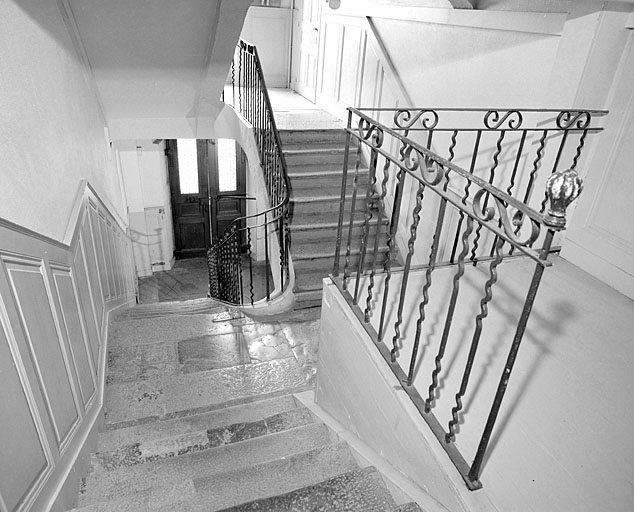 Escalier vu en plongée depuis le premier palier. © Yves Sancey / Région Bourgogne-Franche-Comté, Inventaire du patrimoine - 2003