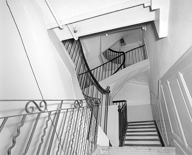 Escalier vu en contre-plongée vers le troisième étage. © Yves Sancey / Région Bourgogne-Franche-Comté, Inventaire du patrimoine - 2003