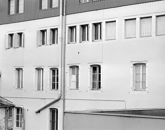 Elévation postérieure : fenêtres à linteau délardé en arc segmentaire du premier étage et fenêtres lunetières du deuxième. © Yves Sancey / Région Bourgogne-Franche-Comté, Inventaire du patrimoine - 2003
