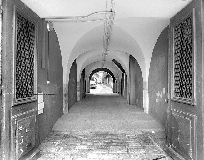 Passage couvert, depuis la rue. © Yves Sancey / Région Bourgogne-Franche-Comté, Inventaire du patrimoine - 2003 Passage couvert, depuis la rue. © Yves Sancey / Région Bourgogne-Franche-Comté, Inventaire du patrimoine - 2003