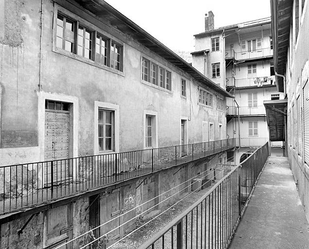 Aile sud, de trois quarts gauche. © Yves Sancey / Région Bourgogne-Franche-Comté, Inventaire du patrimoine - 2003 Aile sud, de trois quarts gauche. © Yves Sancey / Région Bourgogne-Franche-Comté, Inventaire du patrimoine - 2003