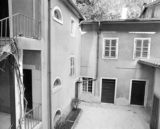 Aile nord et bâtiment oriental. © Yves Sancey / Région Bourgogne-Franche-Comté, Inventaire du patrimoine - 2003 Aile nord et bâtiment oriental. © Yves Sancey / Région Bourgogne-Franche-Comté, Inventaire du patrimoine - 2003