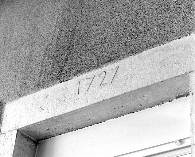 Date portée sur le linteau d'une fenêtre du second étage. © Yves Sancey / Région Bourgogne-Franche-Comté, Inventaire du patrimoine - 2003 Date portée sur le linteau d'une fenêtre du second étage. © Yves Sancey / Région Bourgogne-Franche-Comté, Inventaire du patrimoine - 2003