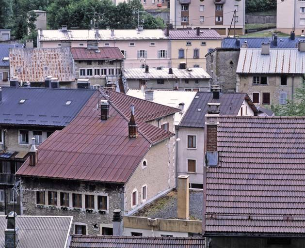 Bâtiment au n° 19 : vue plongeante sur le toit, depuis le nord-est. © Yves Sancey / Région Bourgogne-Franche-Comté, Inventaire du patrimoine - 2003