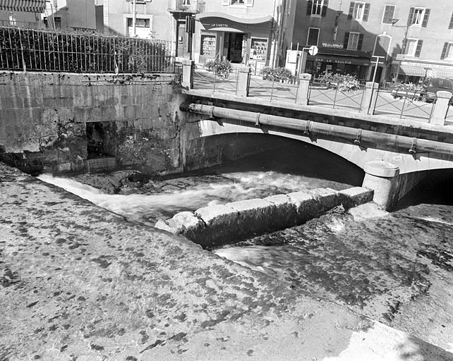 Seuil et muret précédant la pile. Noter dans le mur gauche le débouché du canal et celui de l'égout (sous l'arche). © Yves Sancey / Région Bourgogne-Franche-Comté, Inventaire du patrimoine - 2003