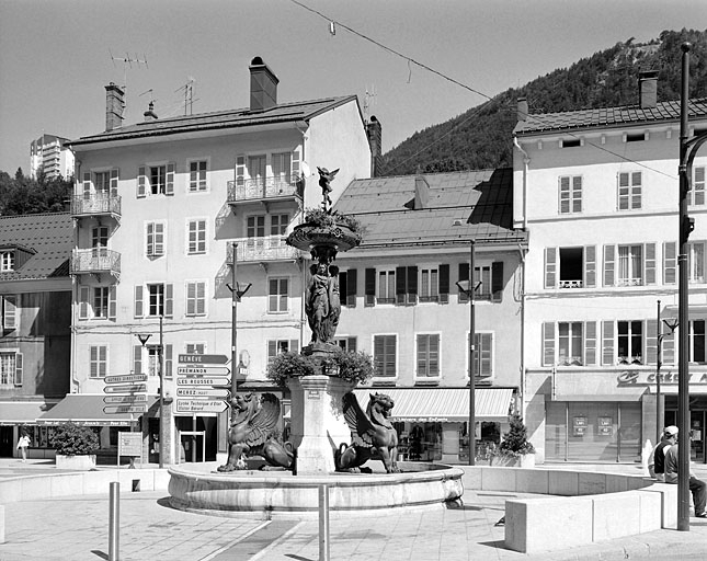 Vue d'ensemble de la fontaine et des statues. © Yves Sancey / Région Bourgogne-Franche-Comté, Inventaire du patrimoine - 2003