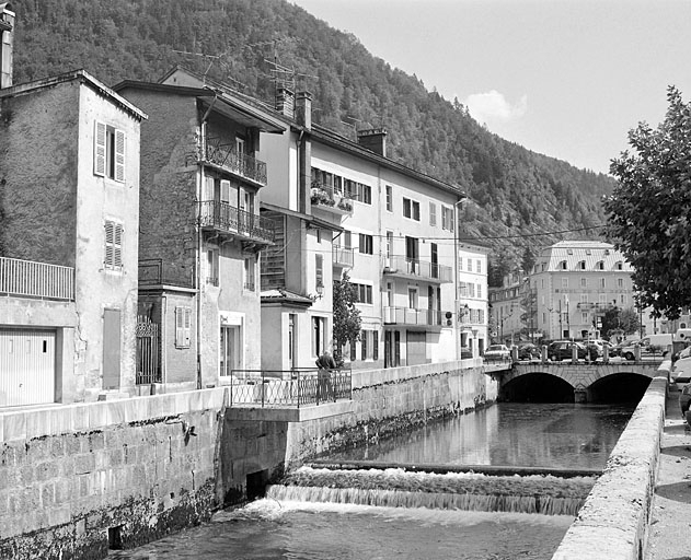 Immeubles aux n° 12 et 14 du Petit Quai, depuis l'ouest. © Yves Sancey / Région Bourgogne-Franche-Comté, Inventaire du patrimoine - 2003 Immeubles aux n° 12 et 14 du Petit Quai, depuis l'ouest. © Yves Sancey / Région Bourgogne-Franche-Comté, Inventaire du patrimoine - 2003