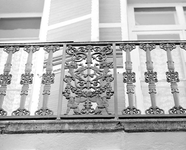 Immeuble (19e siècle) au n° 153 rue de la République : motif du garde-corps du balcon. Immeuble (AI 75). © Yves Sancey / Région Bourgogne-Franche-Comté, Inventaire du patrimoine - 2003