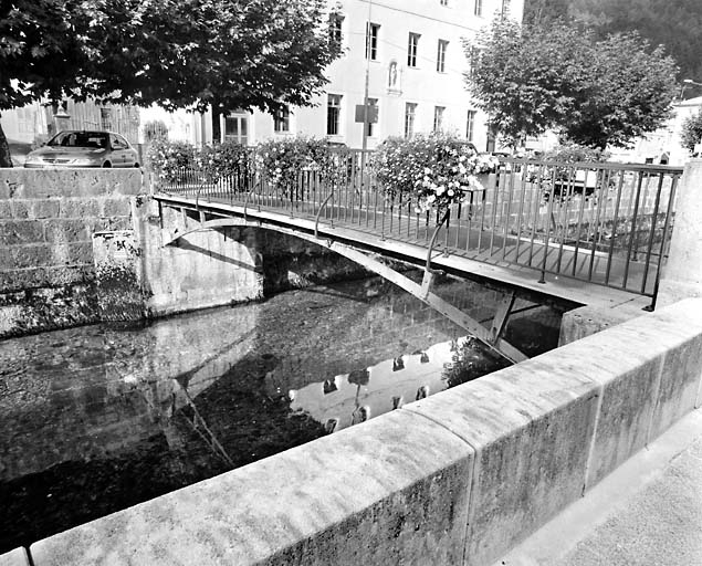 Passerelle du Petit Quai, en amont du pont du Curé. © Yves Sancey / Région Bourgogne-Franche-Comté, Inventaire du patrimoine - 2003 Passerelle du Petit Quai, en amont du pont du Curé. © Yves Sancey / Région Bourgogne-Franche-Comté, Inventaire du patrimoine - 2003
