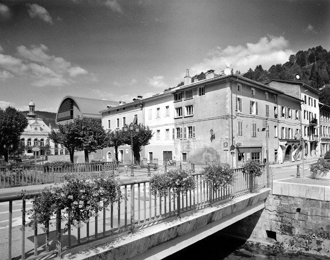 Pont du Curé : tablier et rambardes, depuis la rive gauche en amont. © Yves Sancey / Région Bourgogne-Franche-Comté, Inventaire du patrimoine - 2003 Pont du Curé : tablier et rambardes, depuis la rive gauche en amont. © Yves Sancey / Région Bourgogne-Franche-Comté, Inventaire du patrimoine - 2003